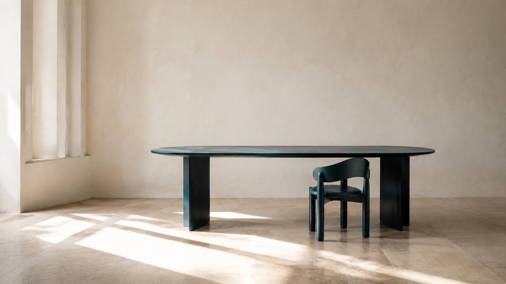 Rustige studio met een petrol werktafel en zacht daglicht